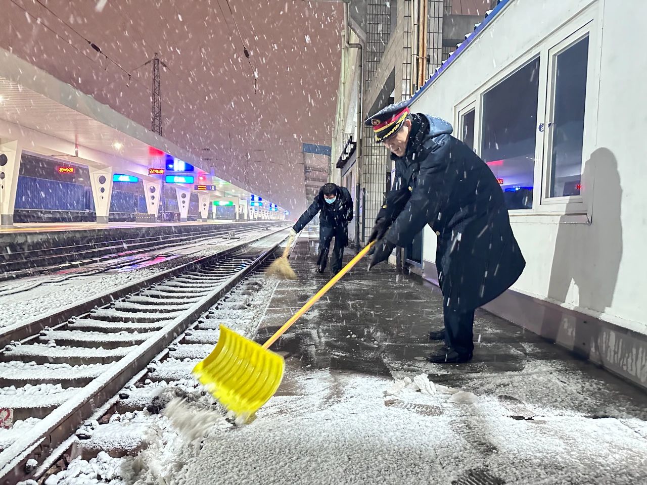 耀世官网：铁路部门迅速应对寒潮降温雨雪天气 确保客货运输安全有序