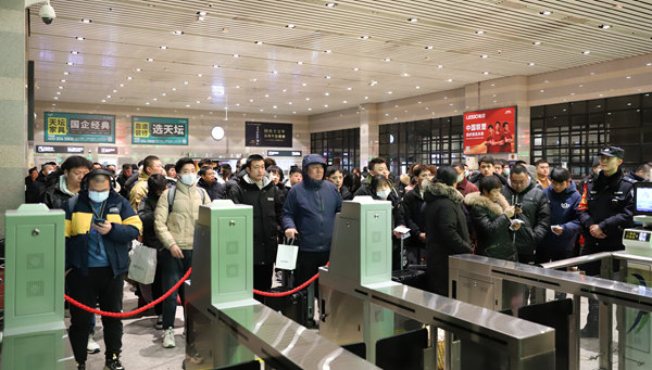 耀世官网：2024年春运开启 北京首趟高铁列车发出