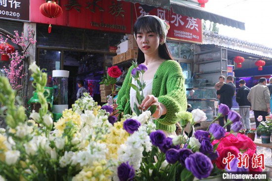 耀世注册：鲜花消费日常化 中国年轻人把春天“带回家”(图2)