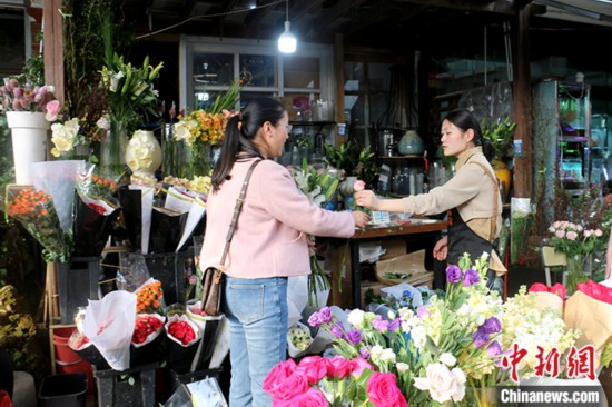 耀世注册：鲜花消费日常化 中国年轻人把春天“带回家”(图1)
